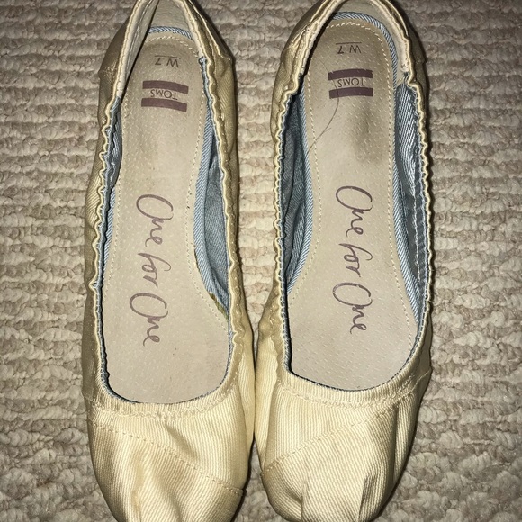 🌵Toms white flats - Picture 1 of 3
